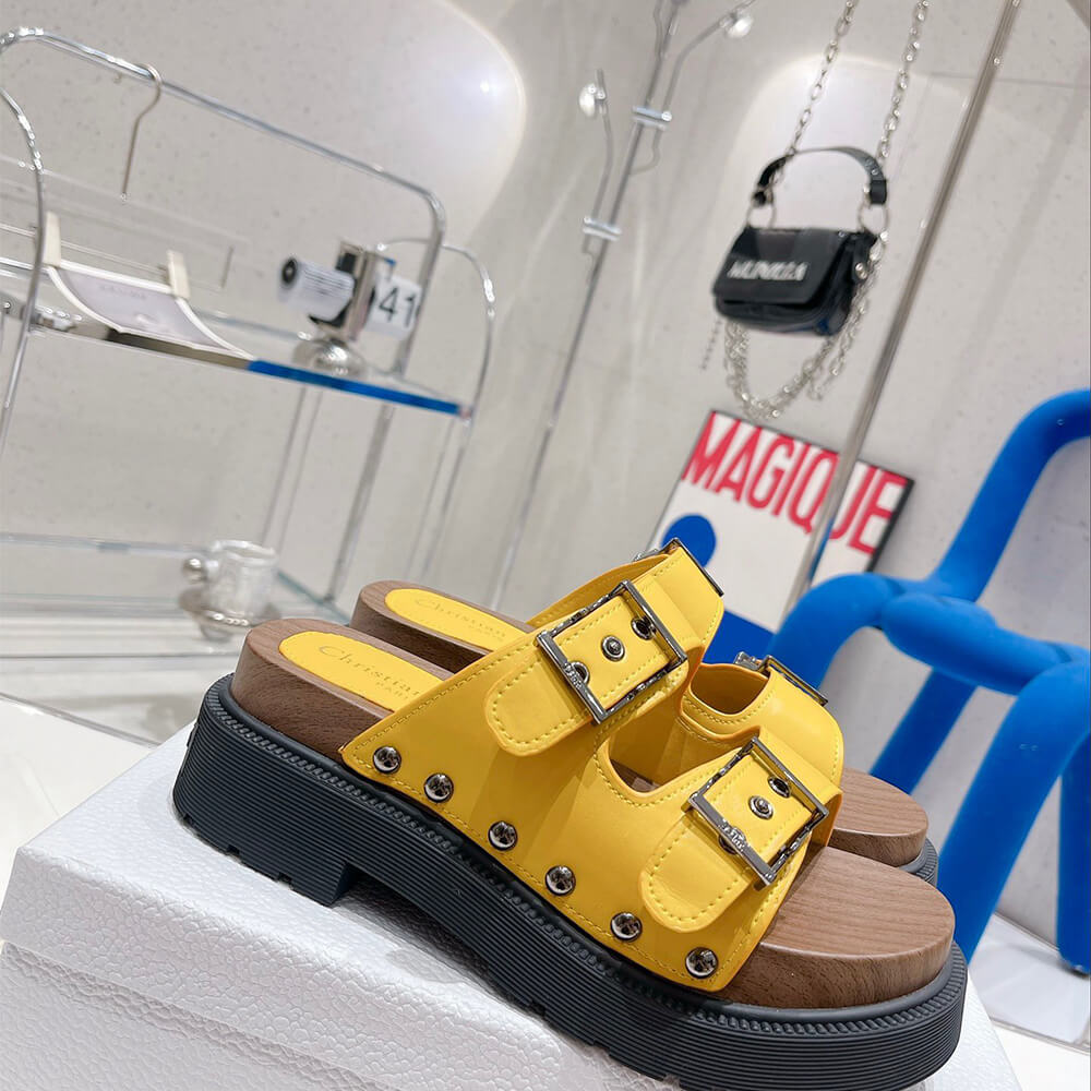 D10rQUAKE STRAP SANDAL