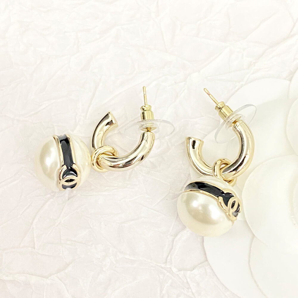 Ch**el PEARL EARRINGS