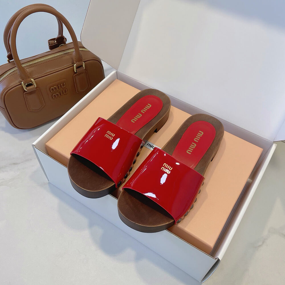 M1um1u Patent leather clogs