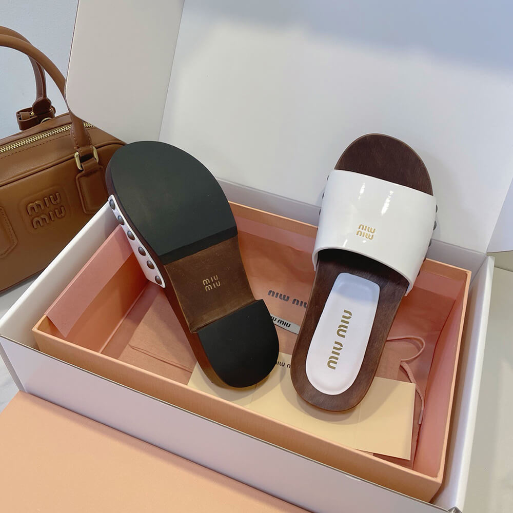 M1um1u Patent leather clogs