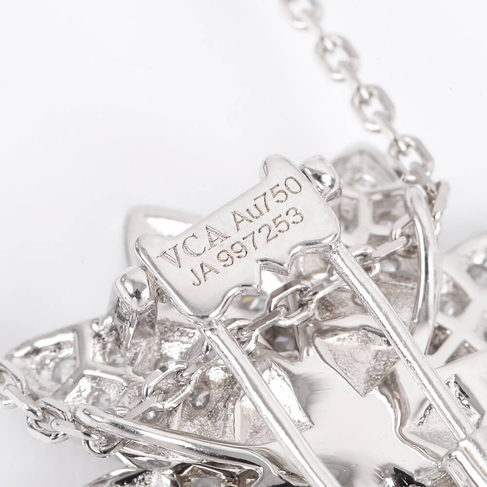 V*n Cl**f & Arpels Lotus clip pendant, medium model