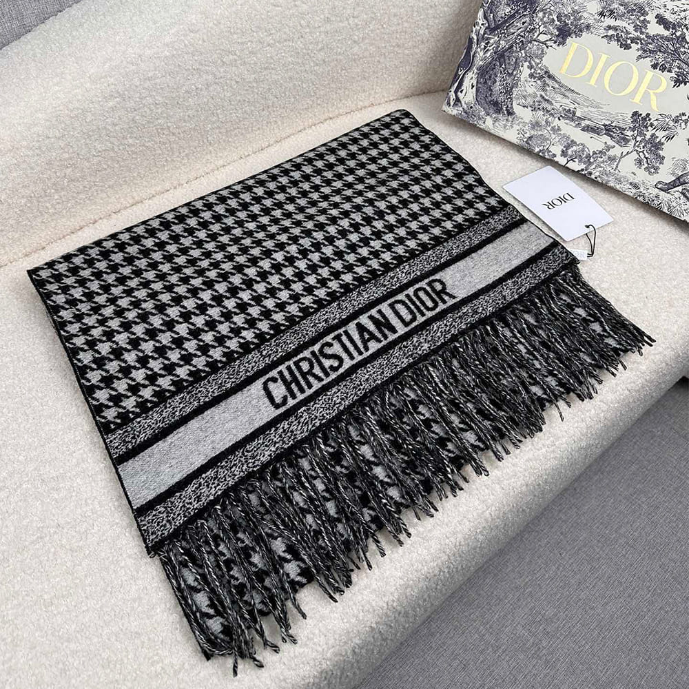 D10r Knit Scarves