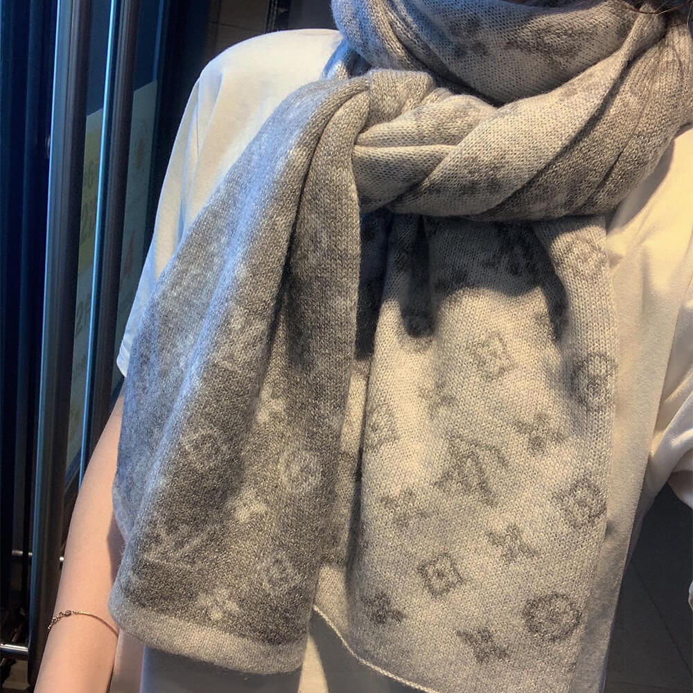 lv monogram De*1m scarf