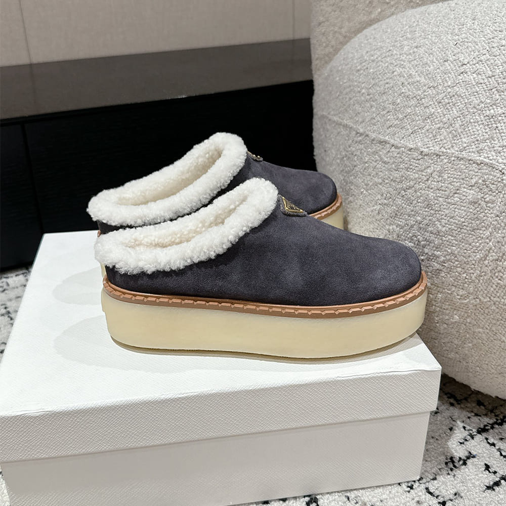 Pra*a Suede slippers