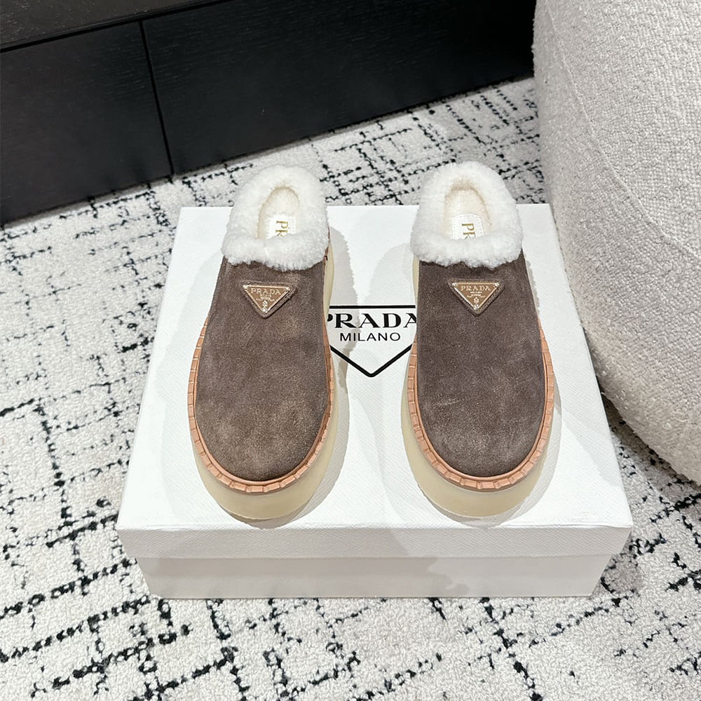 Pra*a Suede slippers