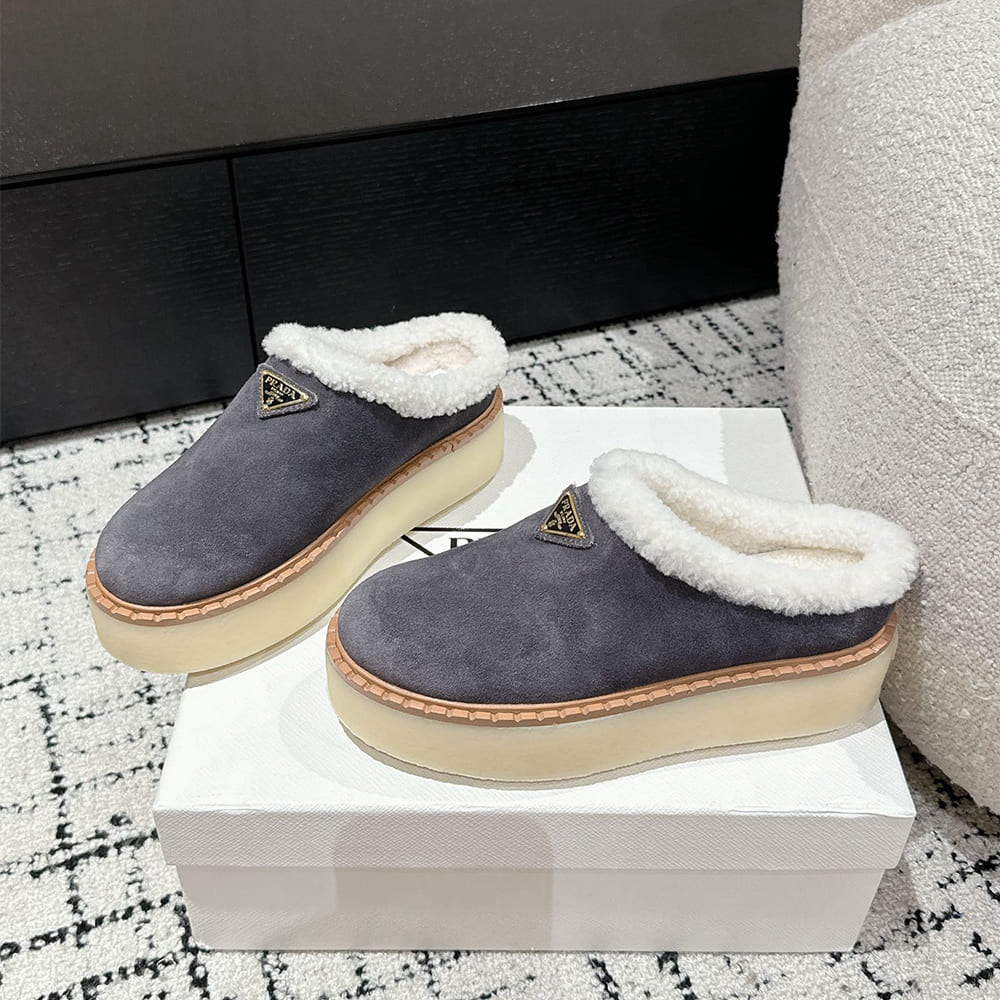 Pra*a Suede slippers