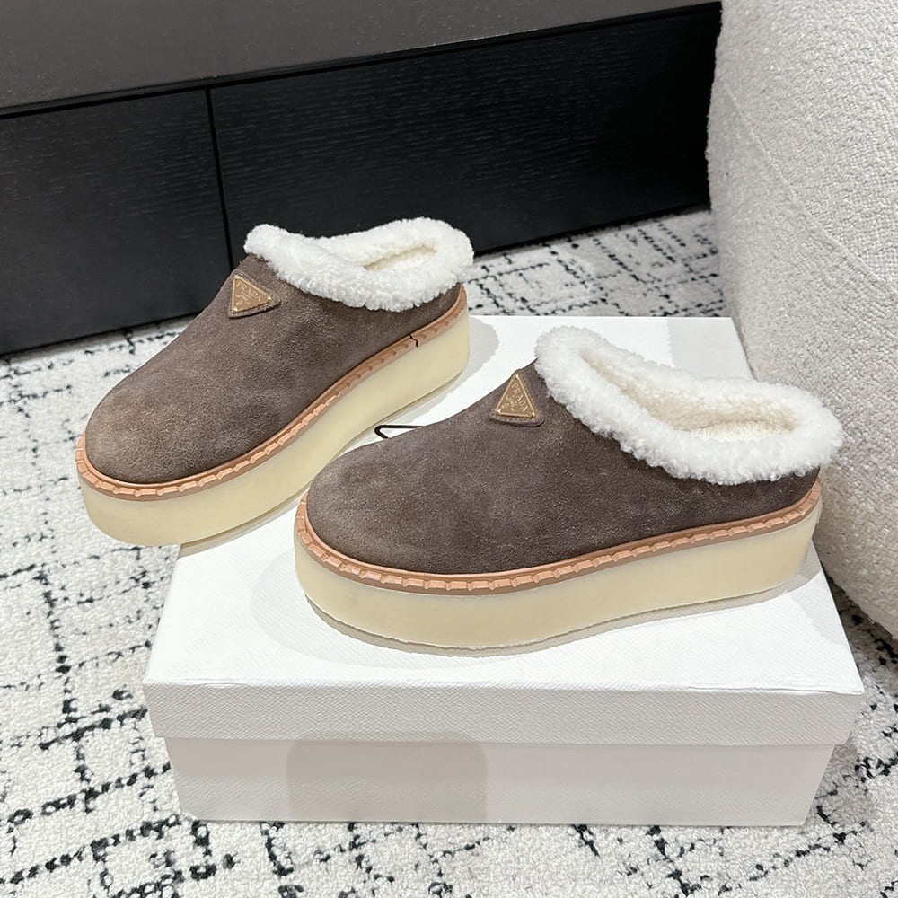 Pra*a Suede slippers