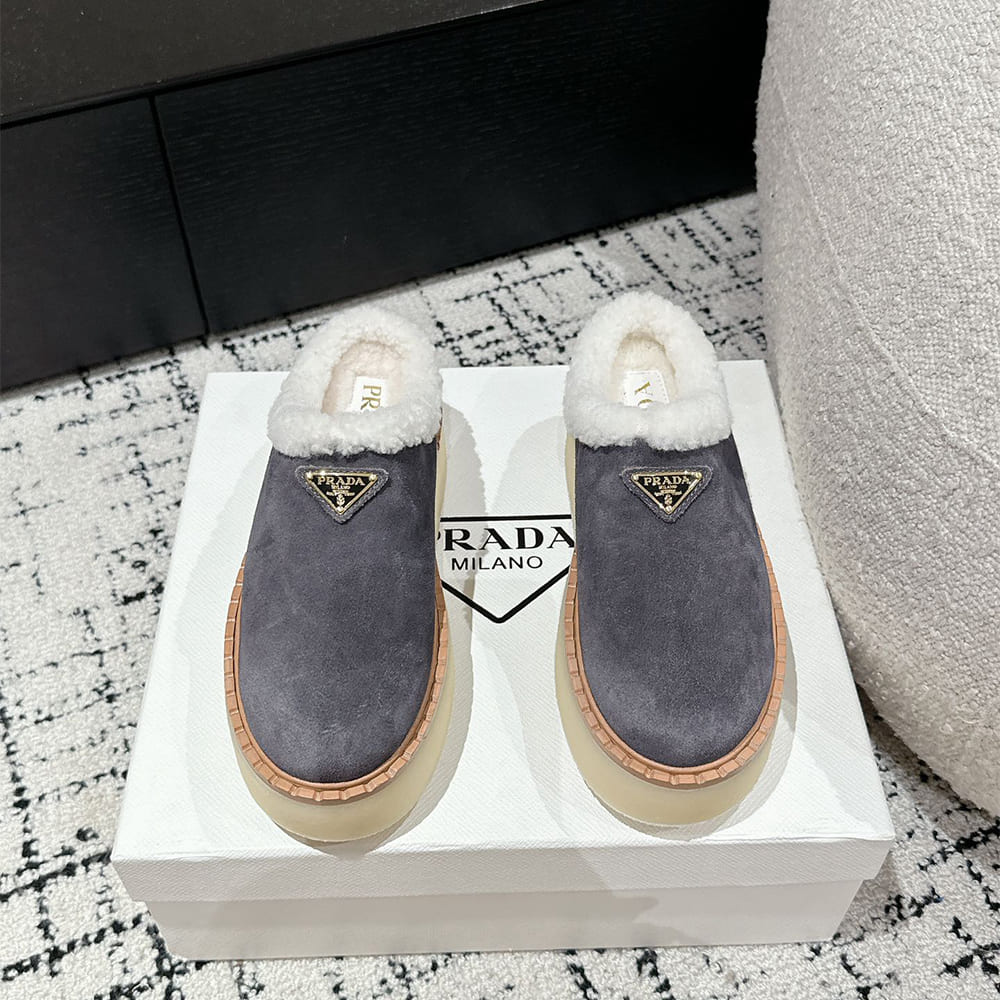 Pra*a Suede slippers
