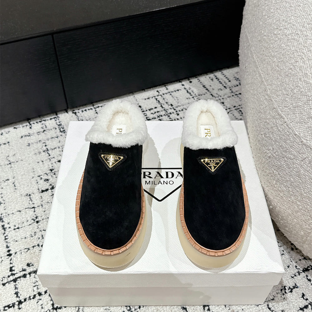 Pra*a Suede slippers