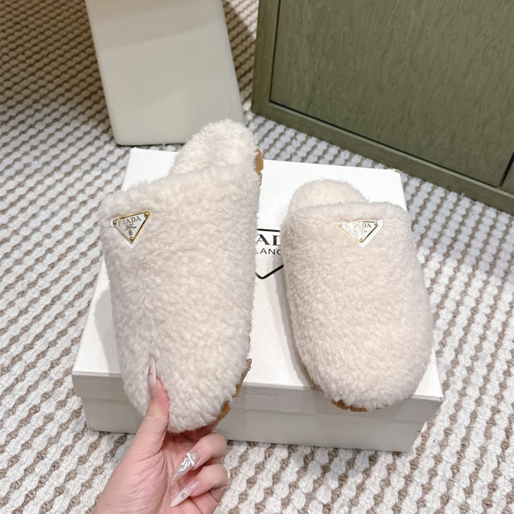 Pra*a Slippers