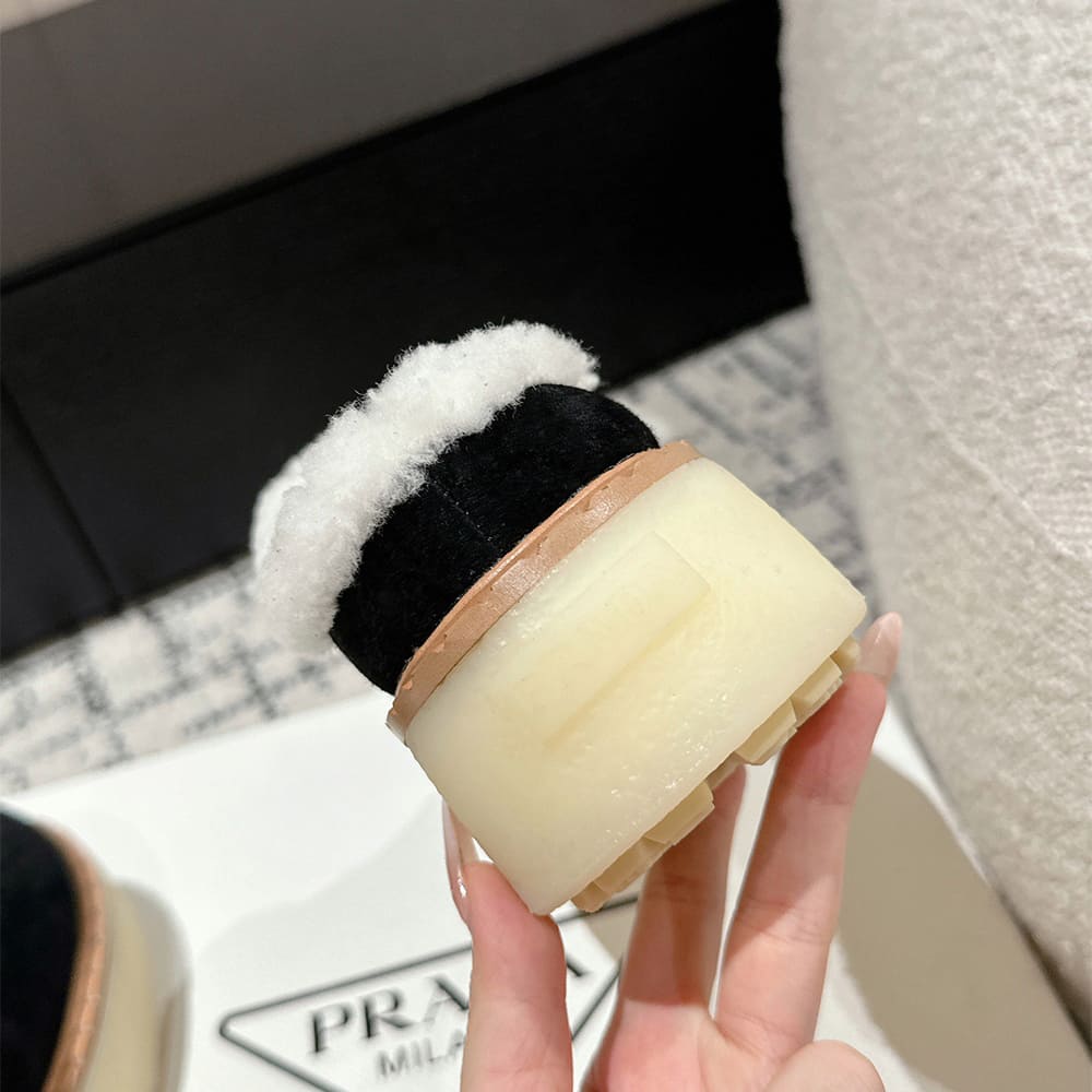 Pra*a Suede slippers
