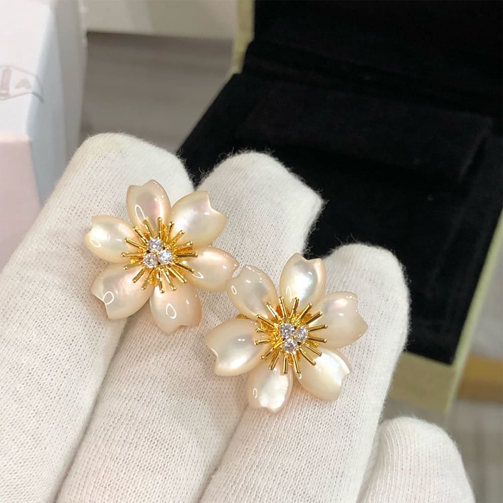 VCA Rose de No?l Earrings