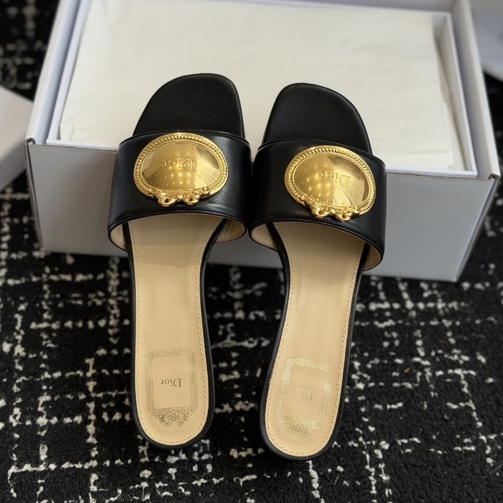 D10r Medaillon Buckle Heeled Slide (EU SIZE 35-42)