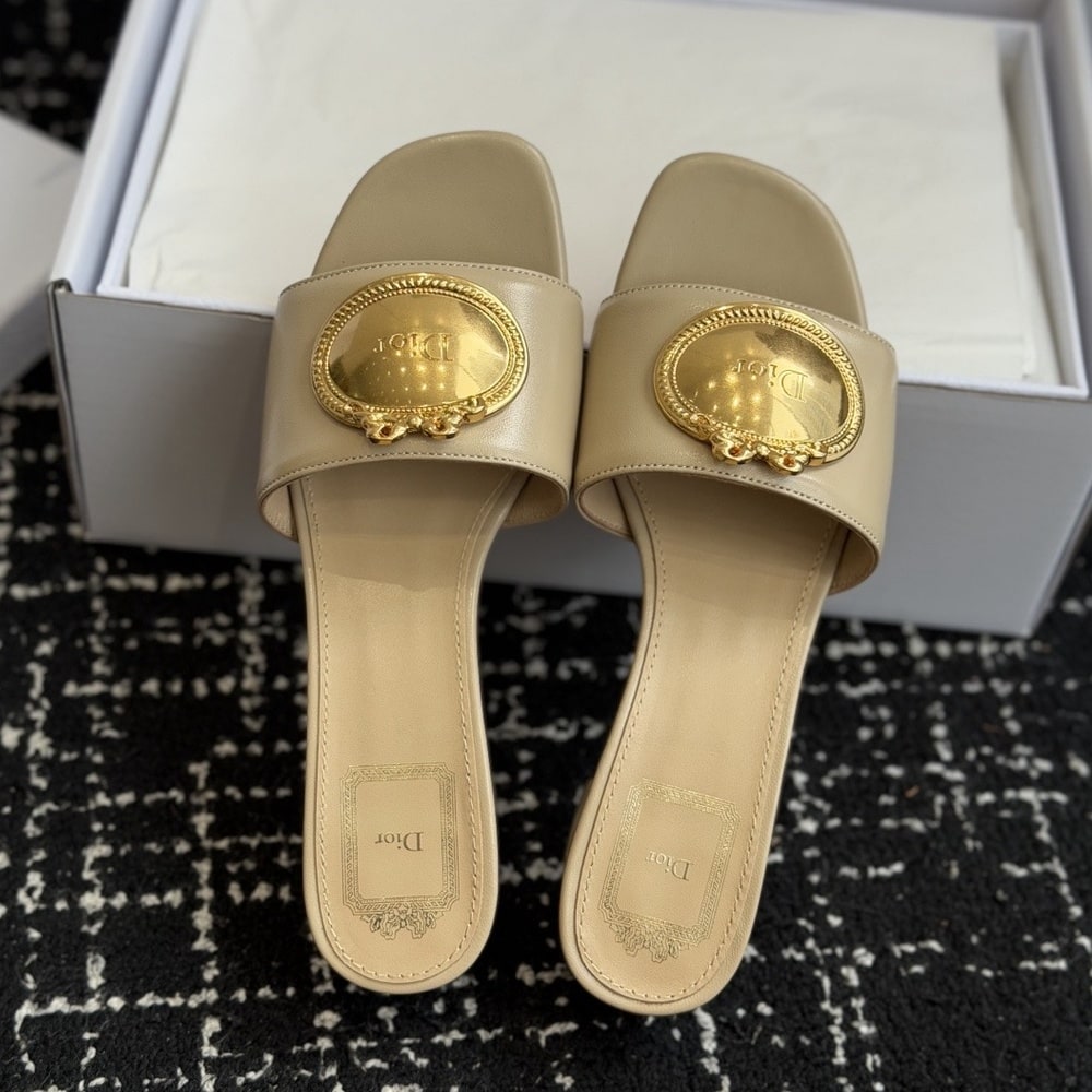 D10r Medaillon Buckle Heeled Slide (EU SIZE 35-42)