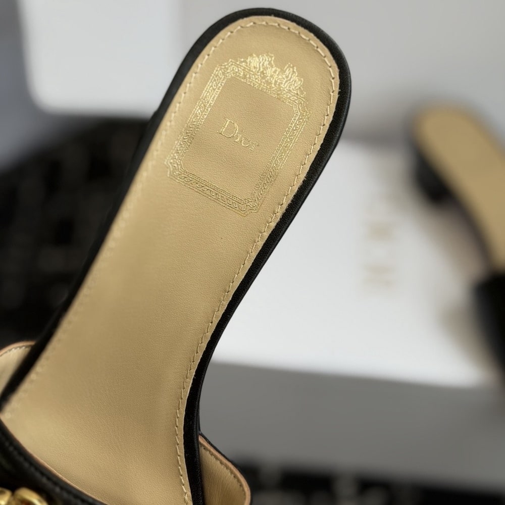 D10r Medaillon Buckle Heeled Slide (EU SIZE 35-42)