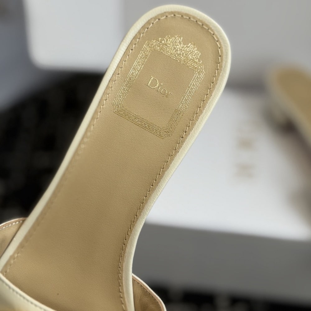 D10r Medaillon Buckle Heeled Slide (EU SIZE 35-42)