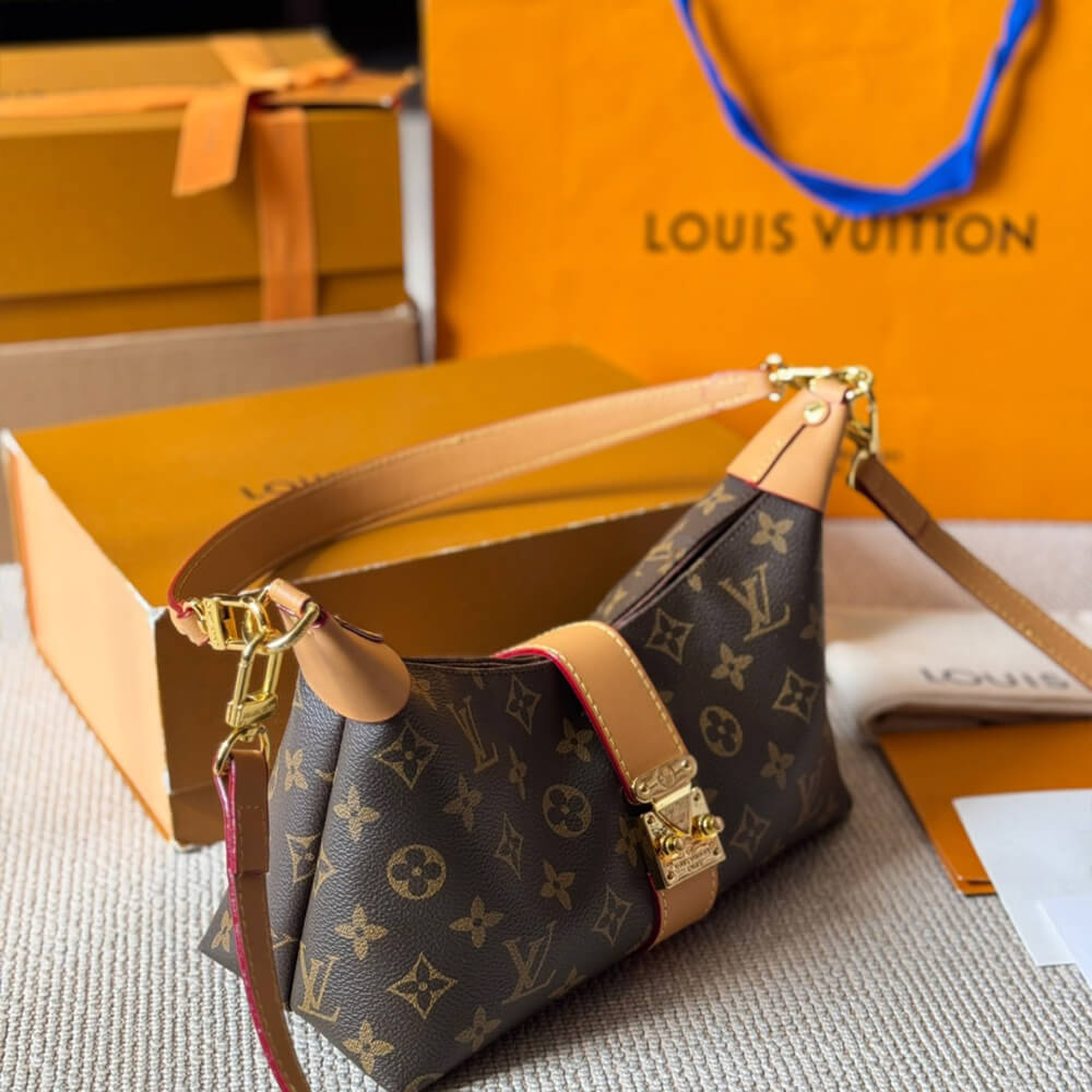 LV POCHETTE MIA
