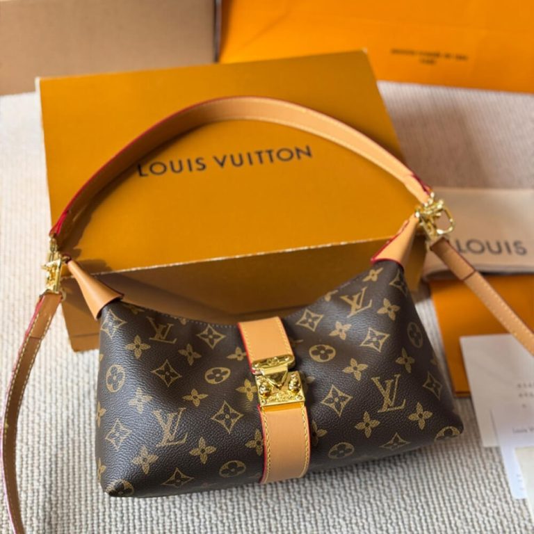 LV POCHETTE MIA