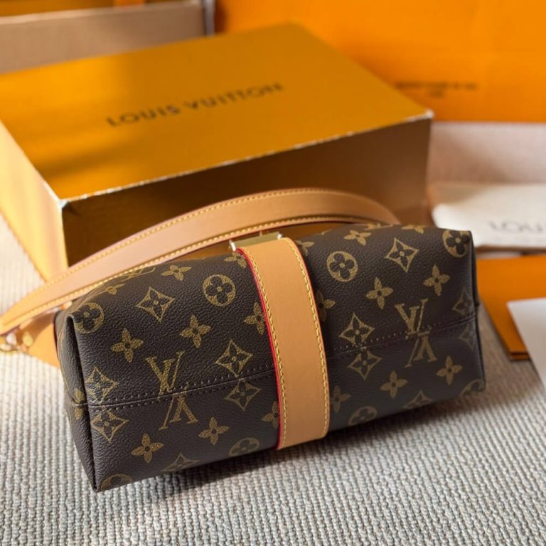 LV POCHETTE MIA